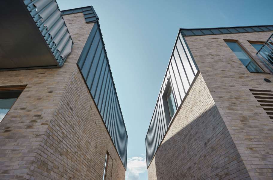 Kalter Rosé und Seeblick unter Stahlprofilen, Krøyer Kielbergvej / Regnbuevænget 1, 8660 Skanderborg, Dänemark